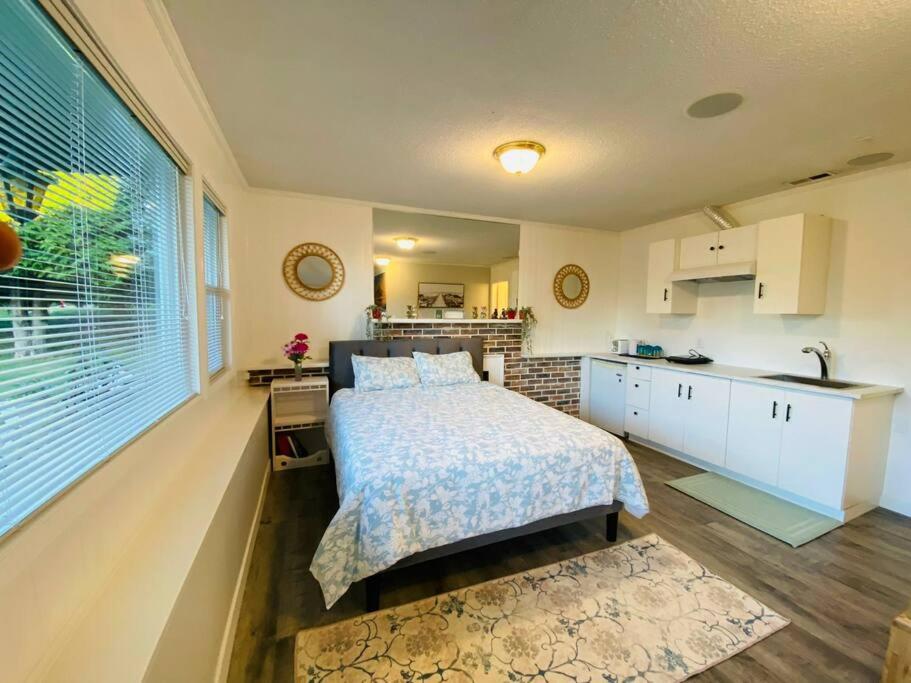 Large Apartment in Surrey Bolivar Heights
