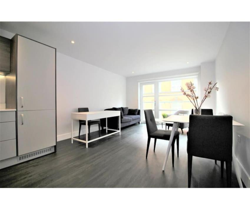 Rent Luxuri - Luxury 2 bed Apartment