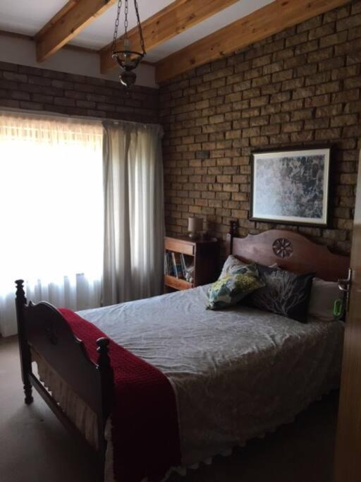 Surrey House-homely and close to Preller walk