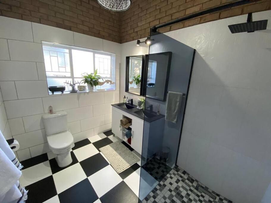 Surrey House-homely and close to Preller walk