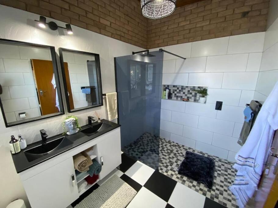 Surrey House-homely and close to Preller walk