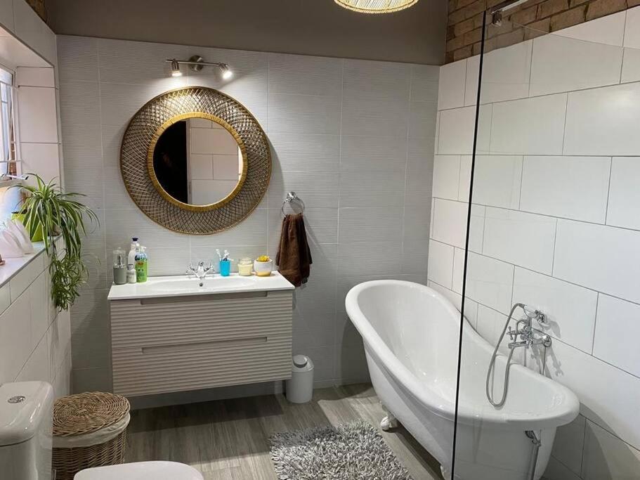 Surrey House-homely and close to Preller walk