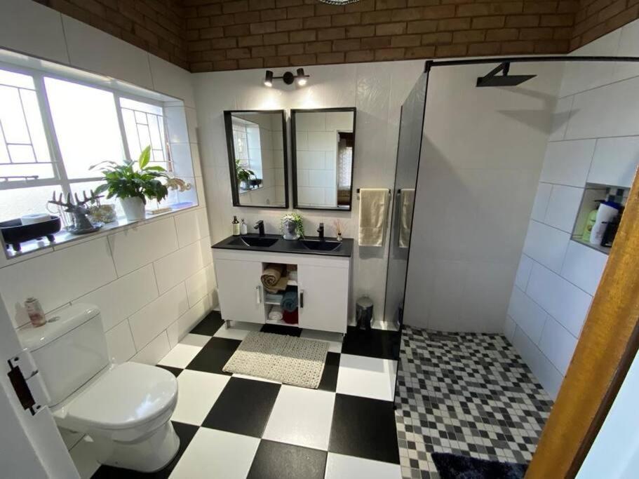 Surrey House-homely and close to Preller walk