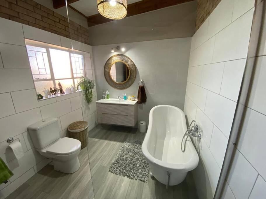 Surrey House-homely and close to Preller walk