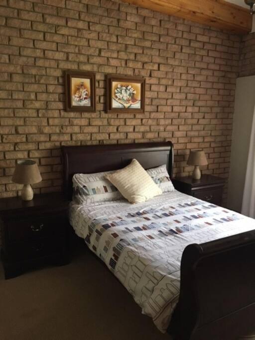 Surrey House-homely and close to Preller walk