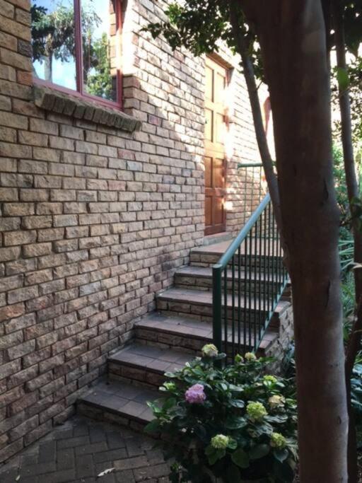 Surrey House-homely and close to Preller walk