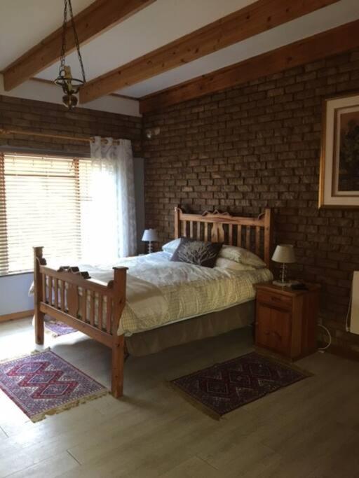 Surrey House-homely and close to Preller walk
