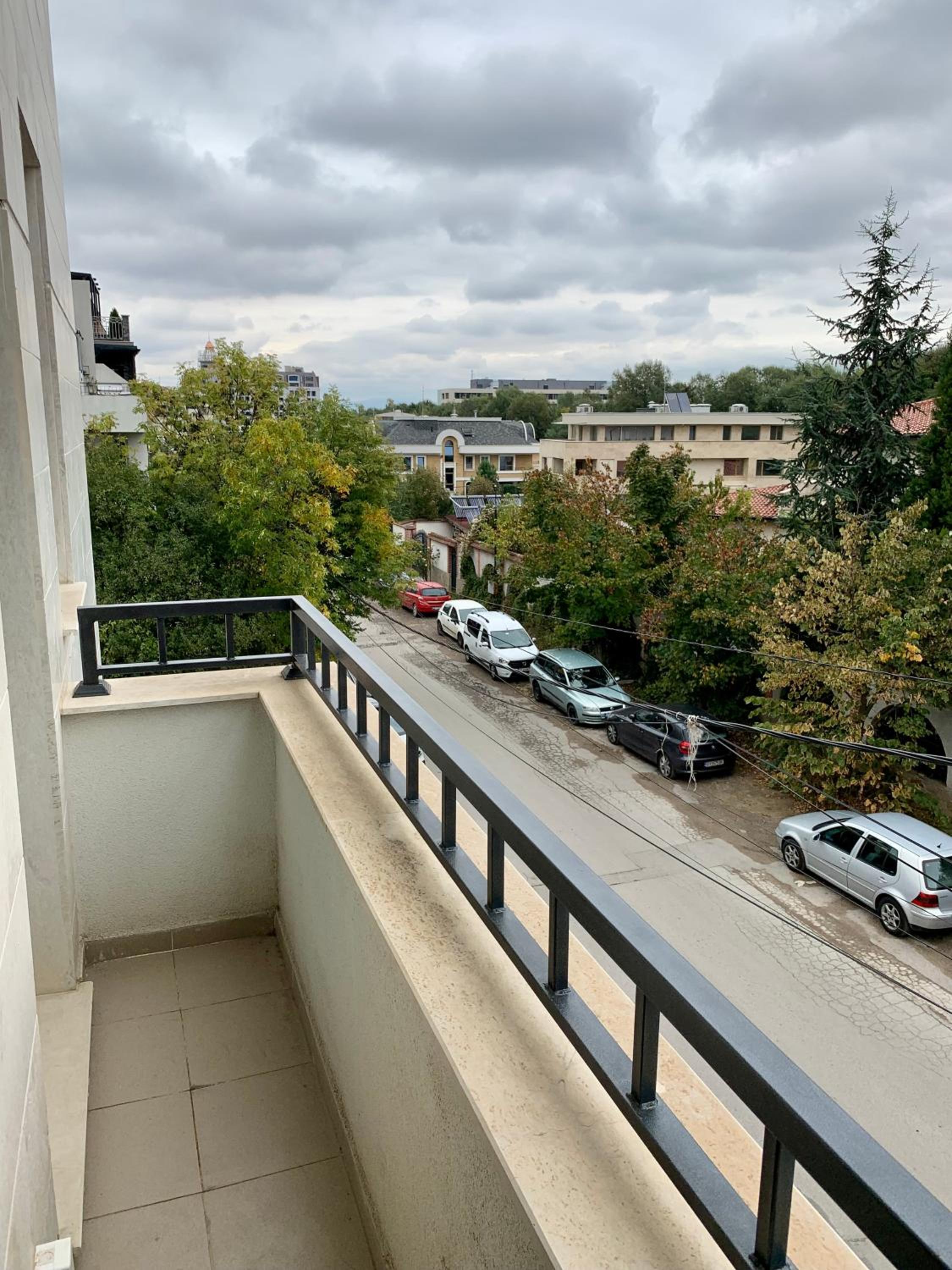 ArT Apartment Near Paradise Mall & Metro Station
