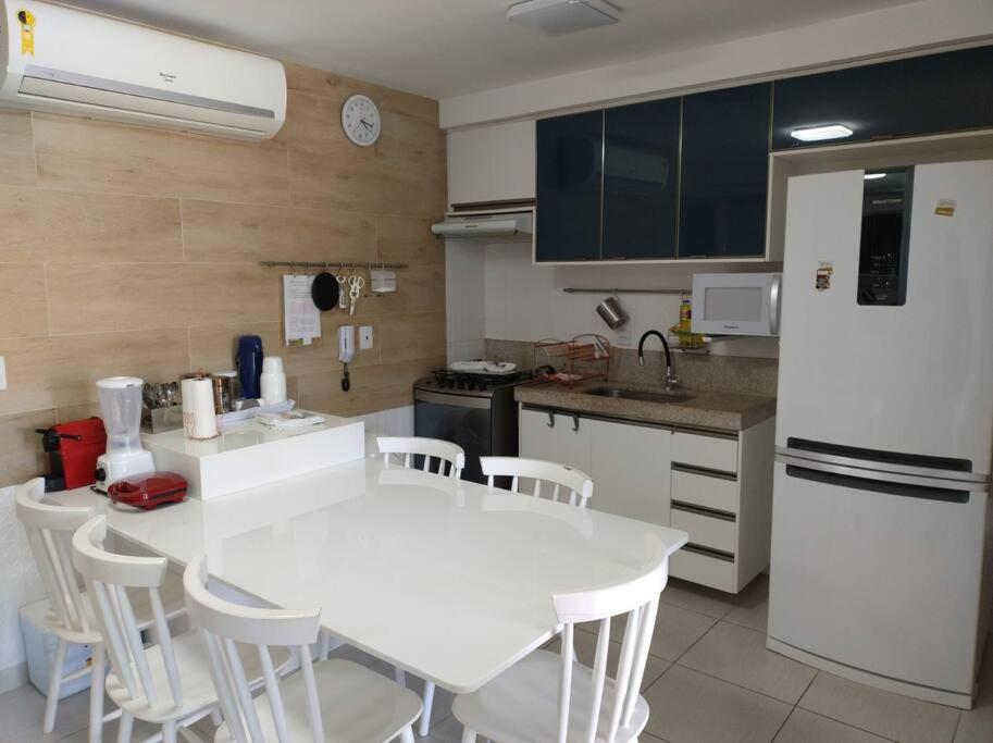 Flat em condomínio beira mar. Apto incrível!