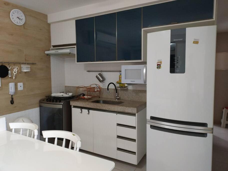 Flat em condomínio beira mar. Apto incrível!