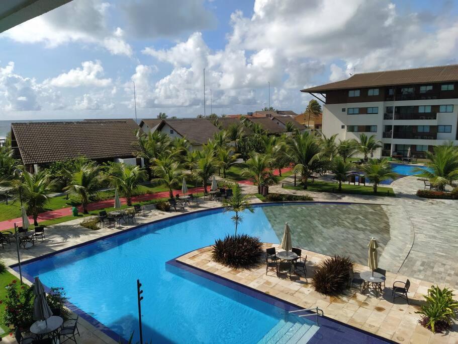 Flat em condomínio beira mar. Apto incrível!