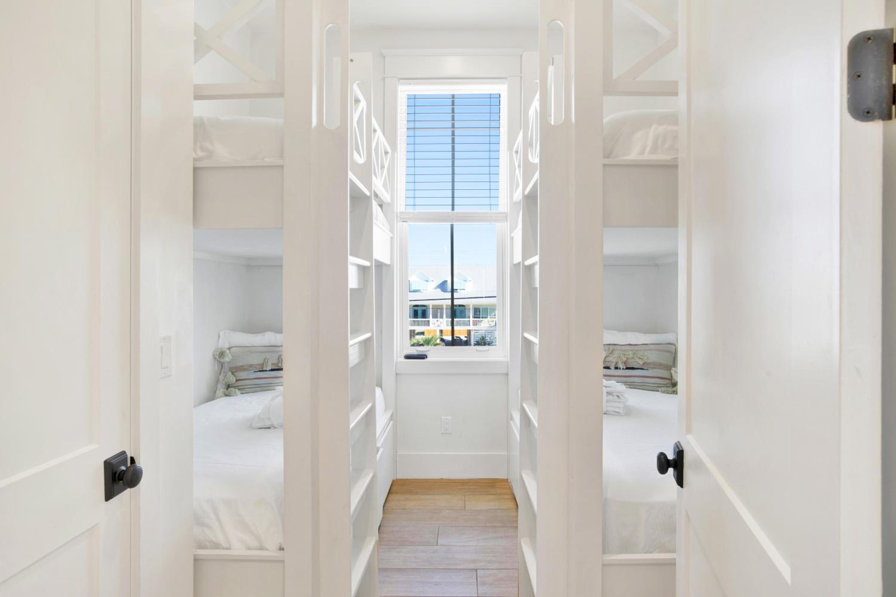 Seaside East 12 Bdrm, 115 Bath, Private Pools, Sleeps 36 view 3