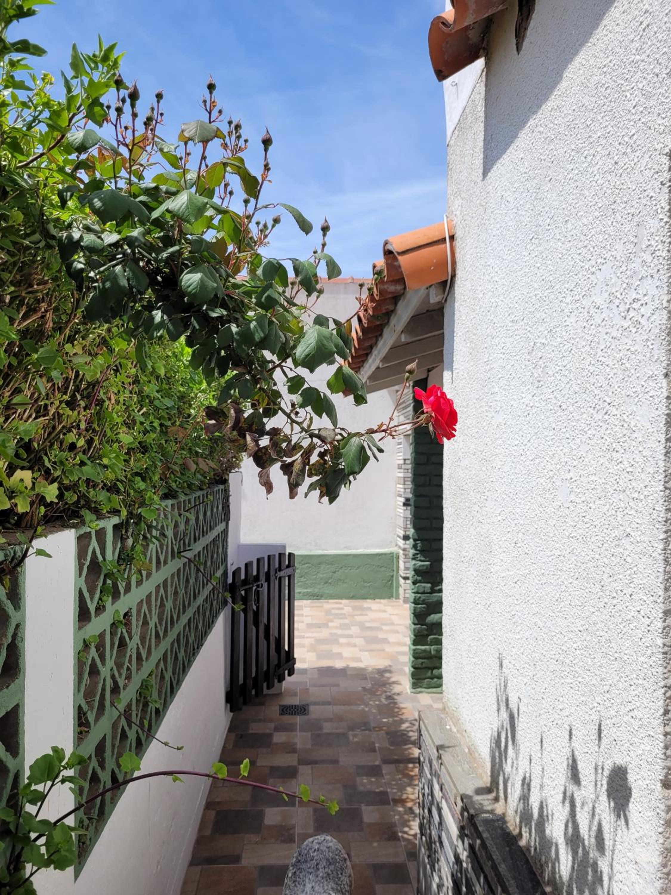Junto Al Mar Y Centro De Santa Clara, Dos Casas