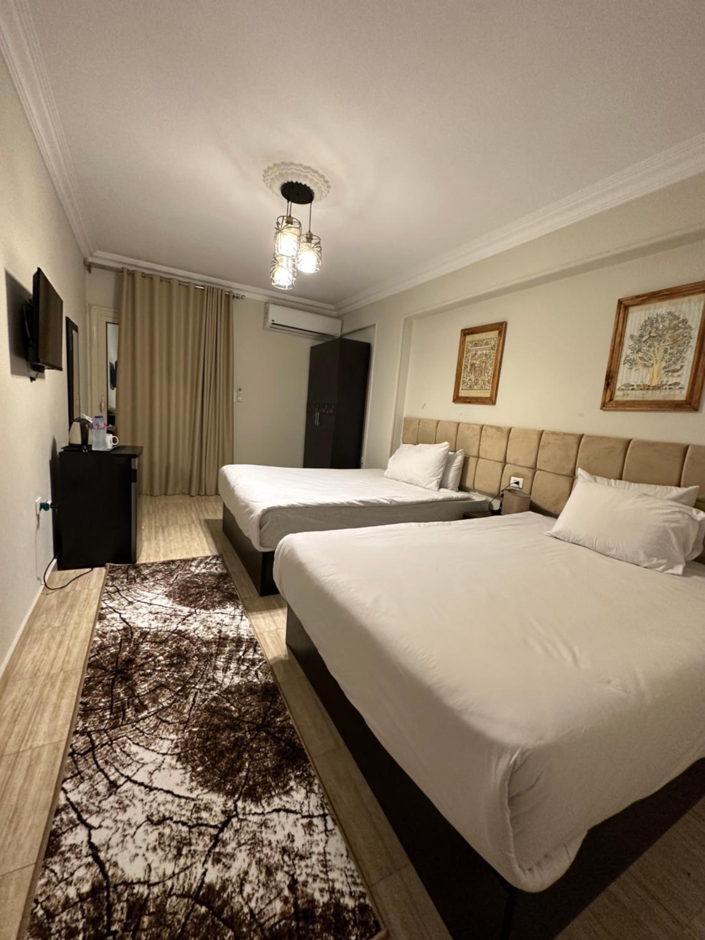 Crowne Pyramids View inn