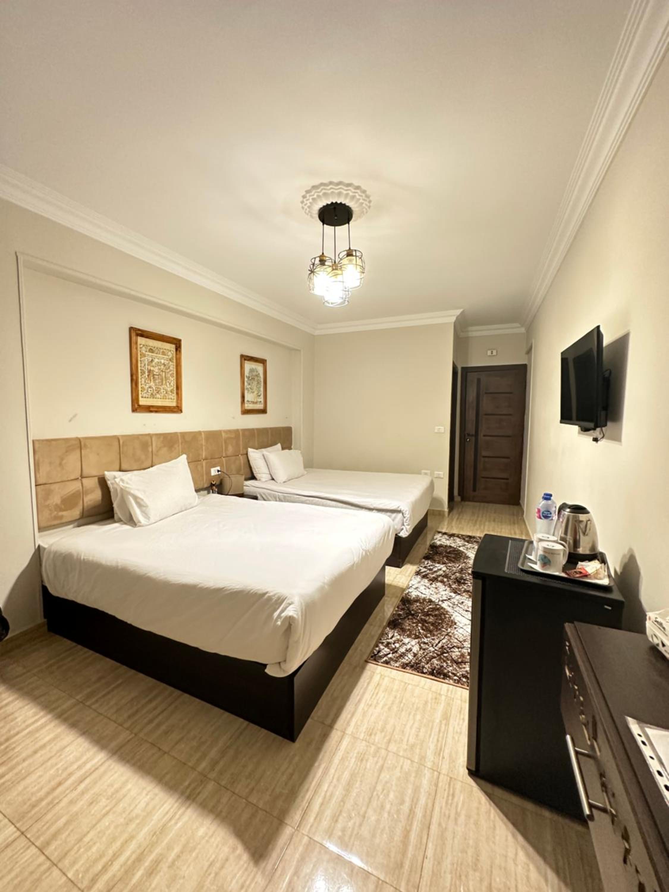 Crowne Pyramids View inn