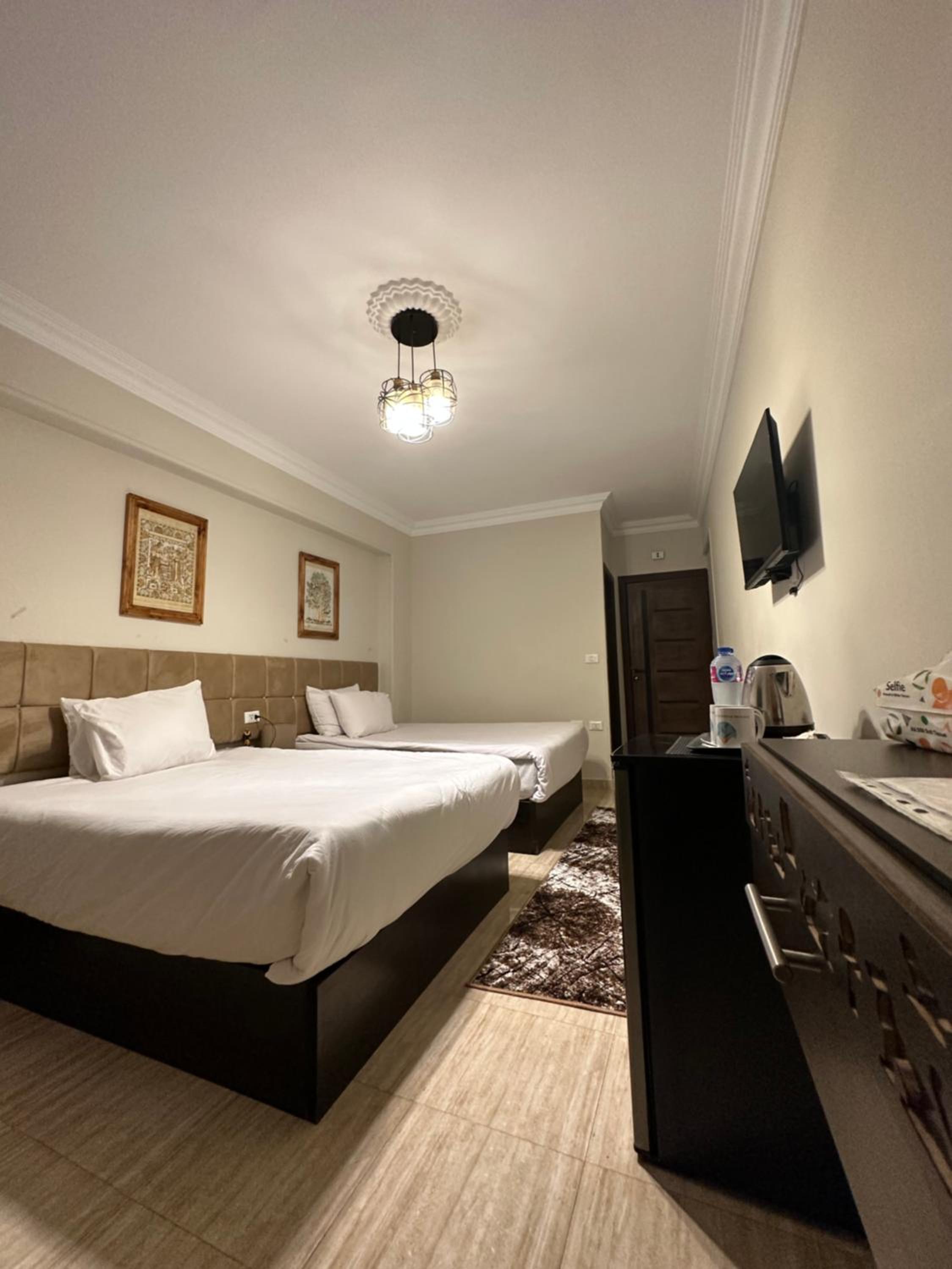 Crowne Pyramids View inn