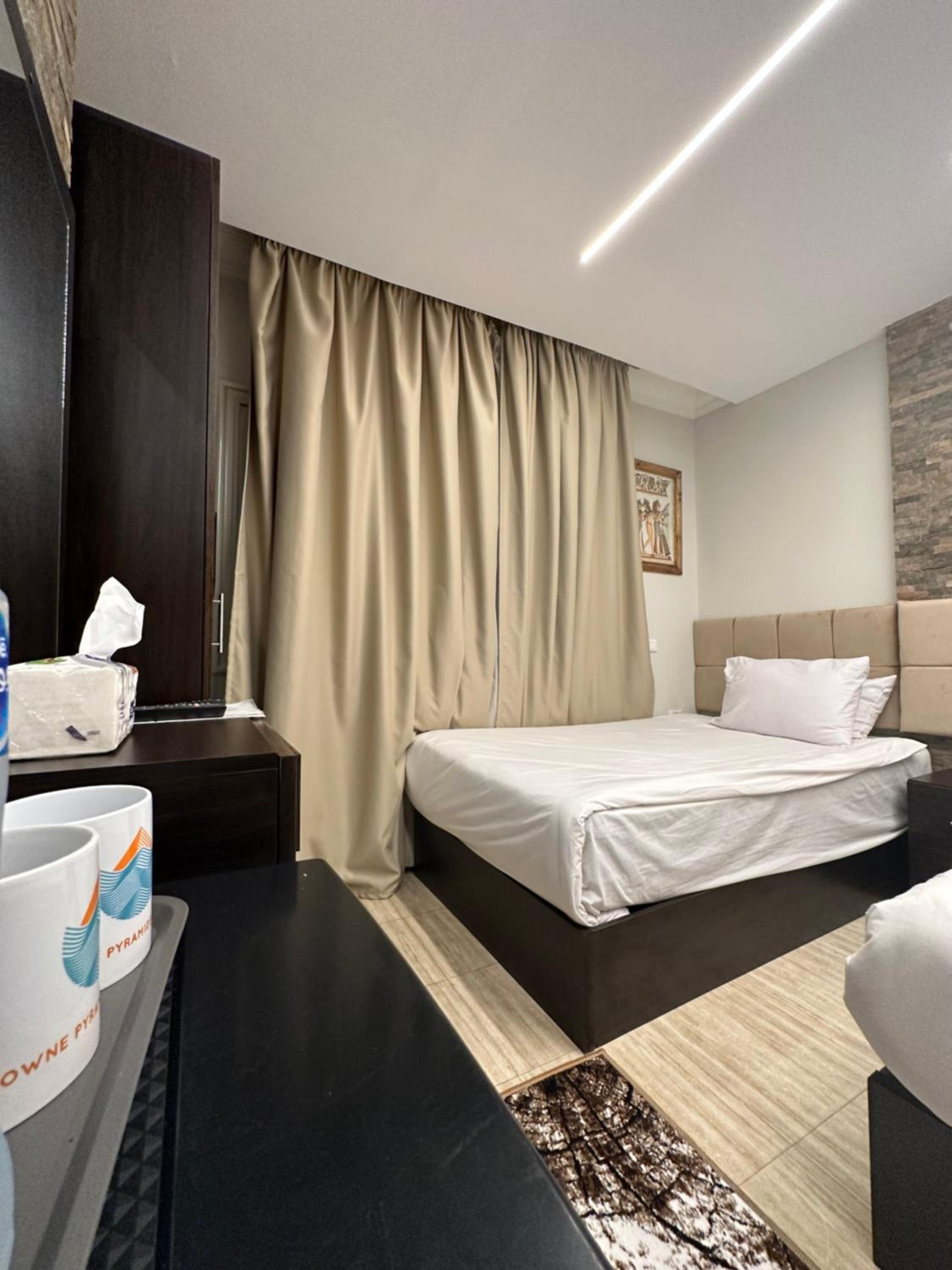 Crowne Pyramids View inn