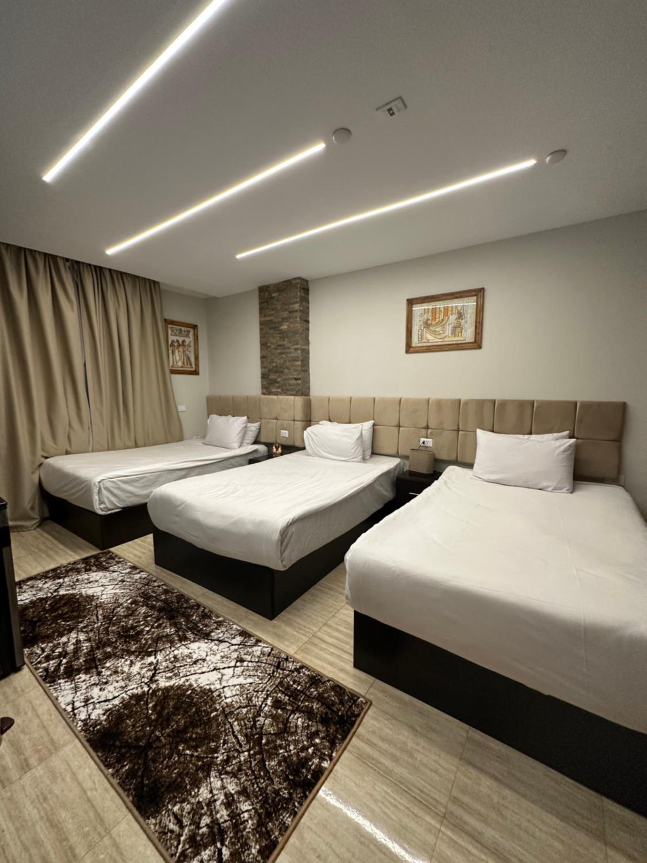 Crowne Pyramids View inn