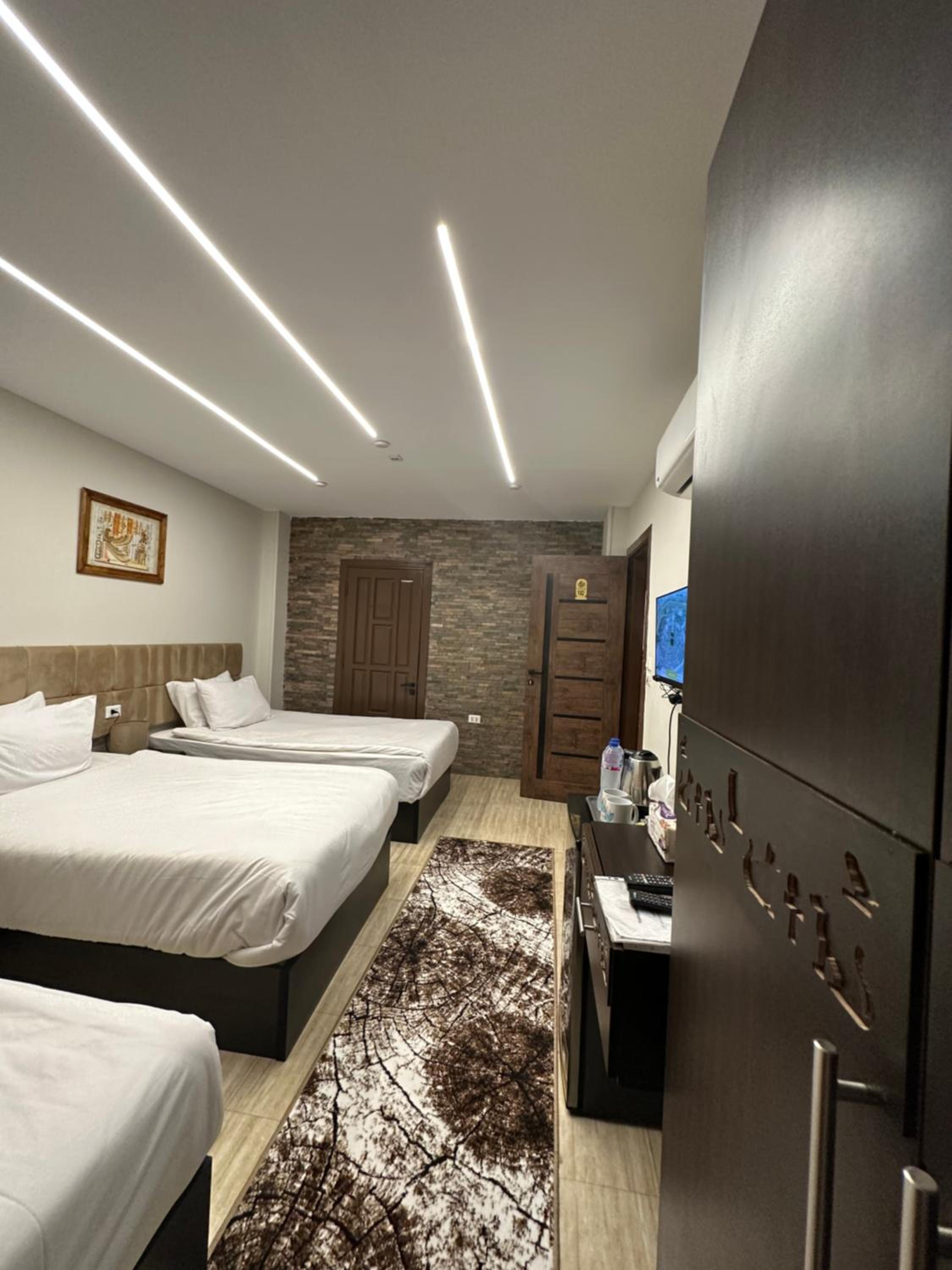 Crowne Pyramids View inn