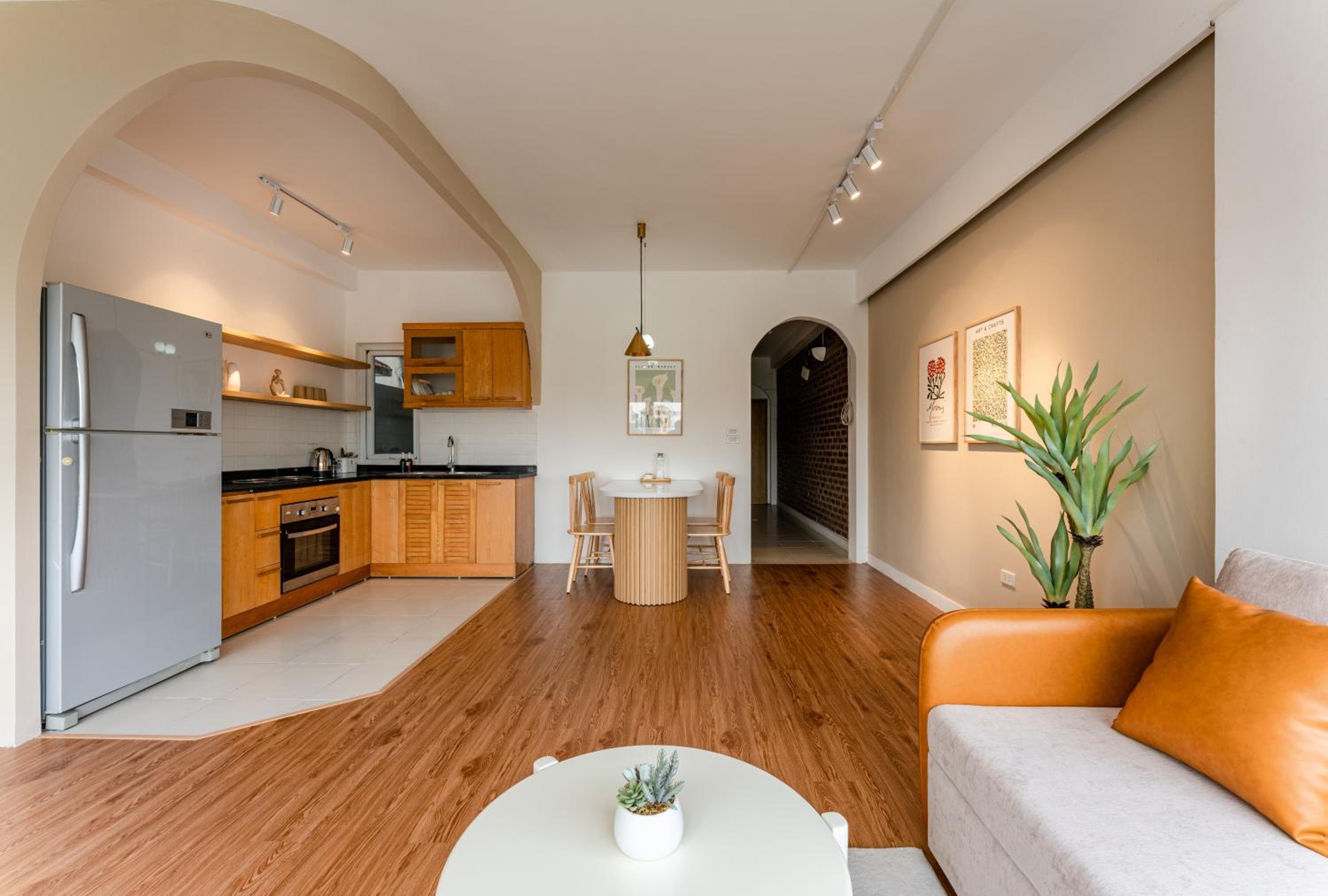 ANNAM Panorama Lakeview - Garden & Balcony - WestLake