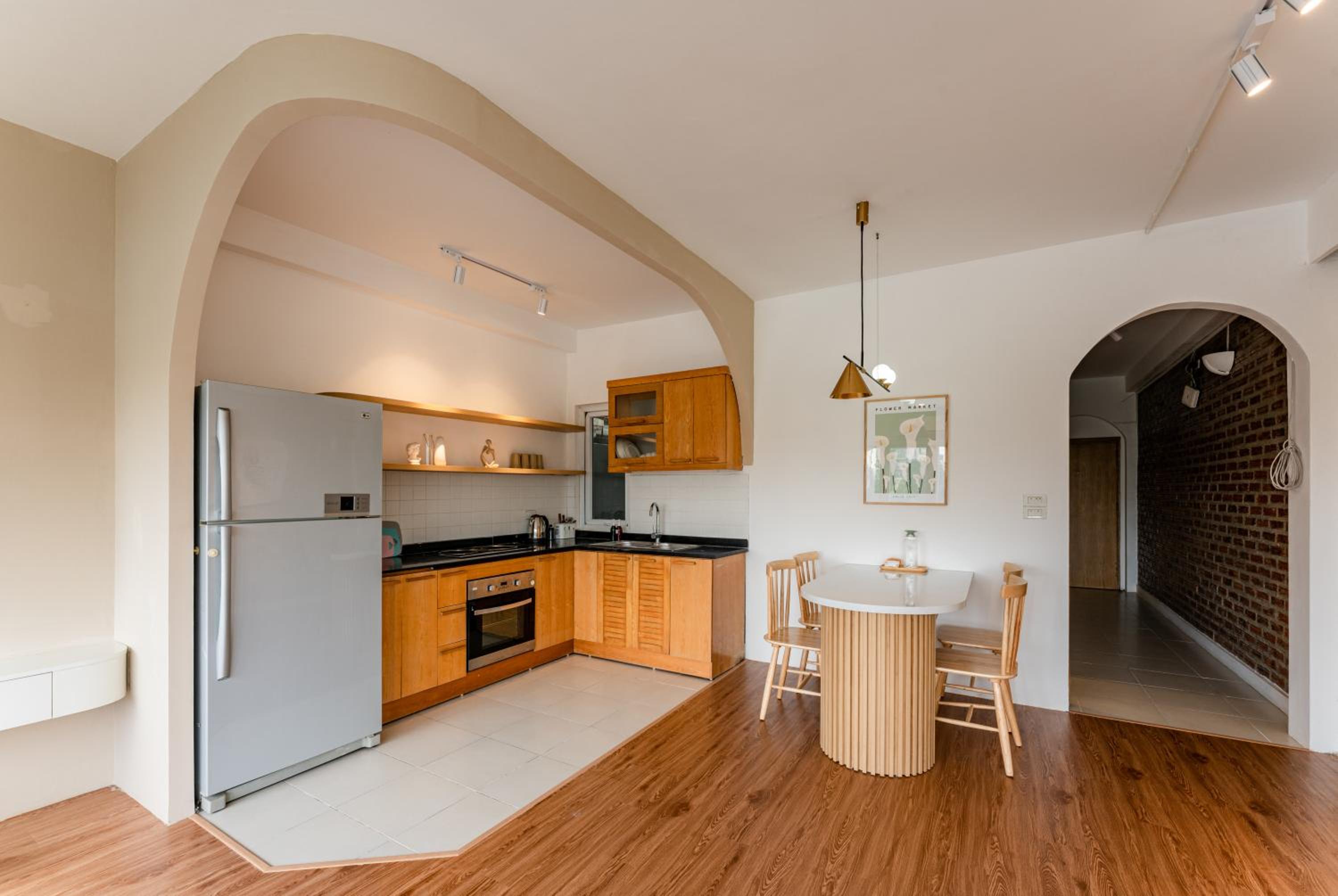 ANNAM Panorama Lakeview - Garden & Balcony - WestLake