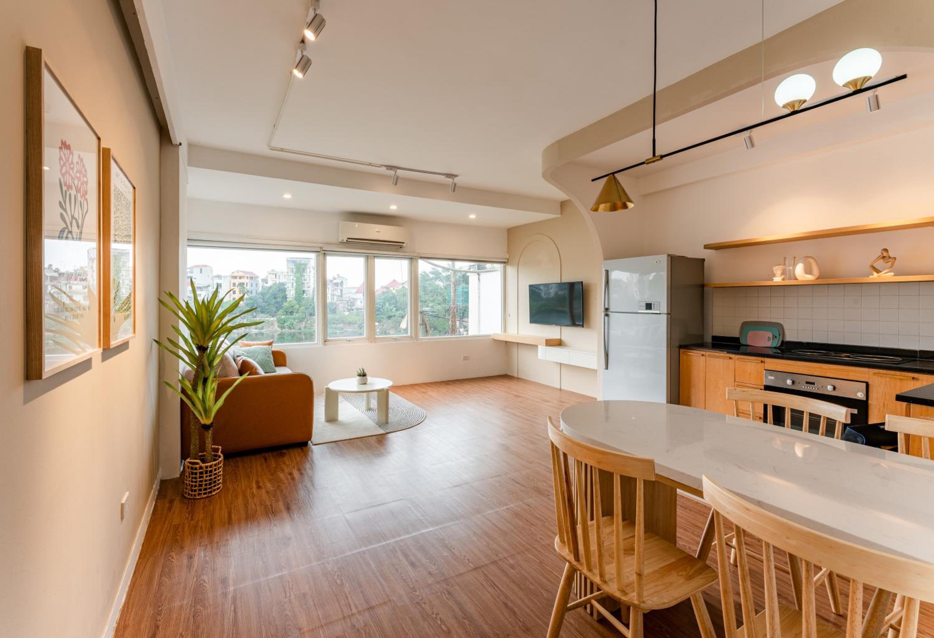 ANNAM Panorama Lakeview - Garden & Balcony - WestLake