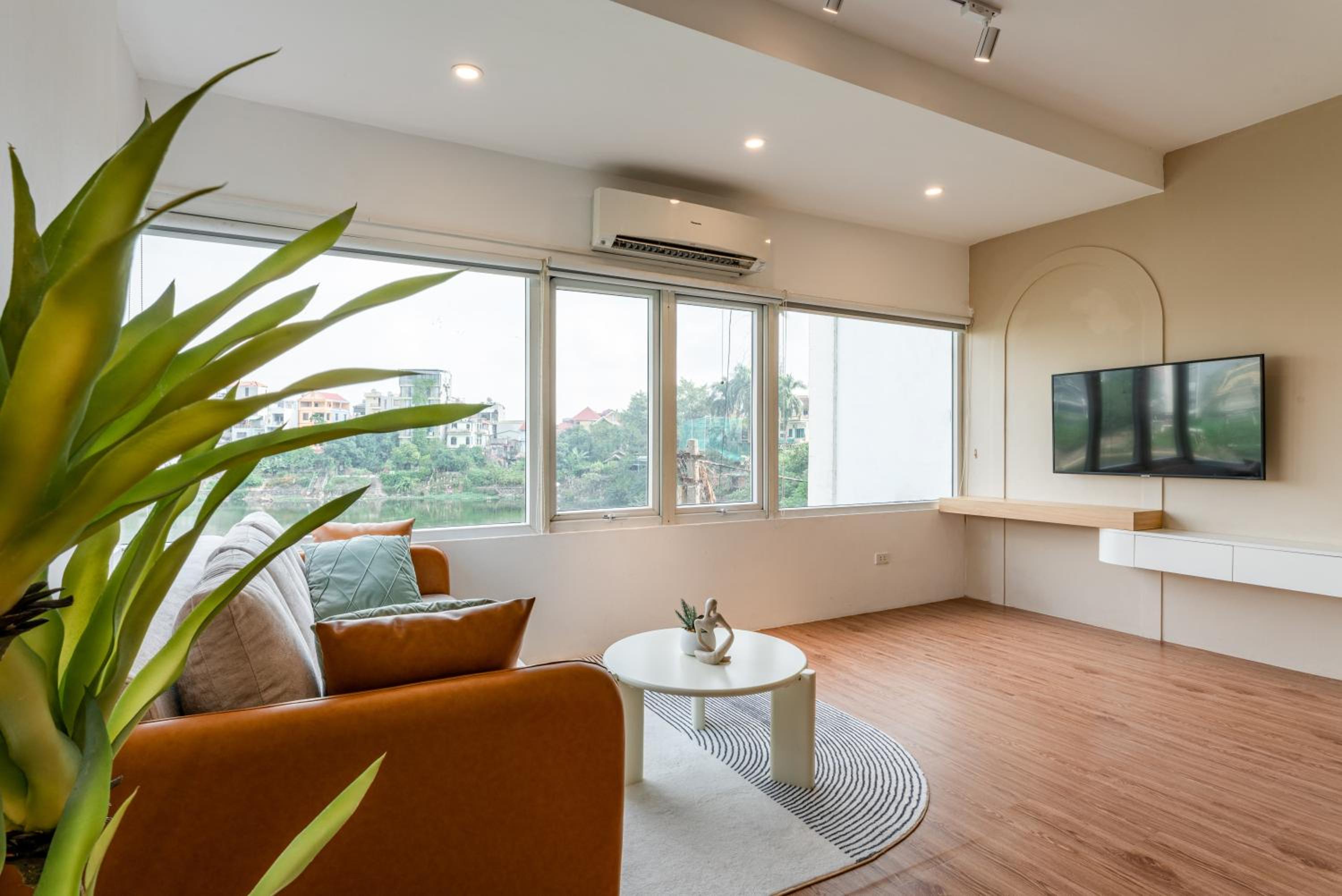 ANNAM Panorama Lakeview - Garden & Balcony - WestLake