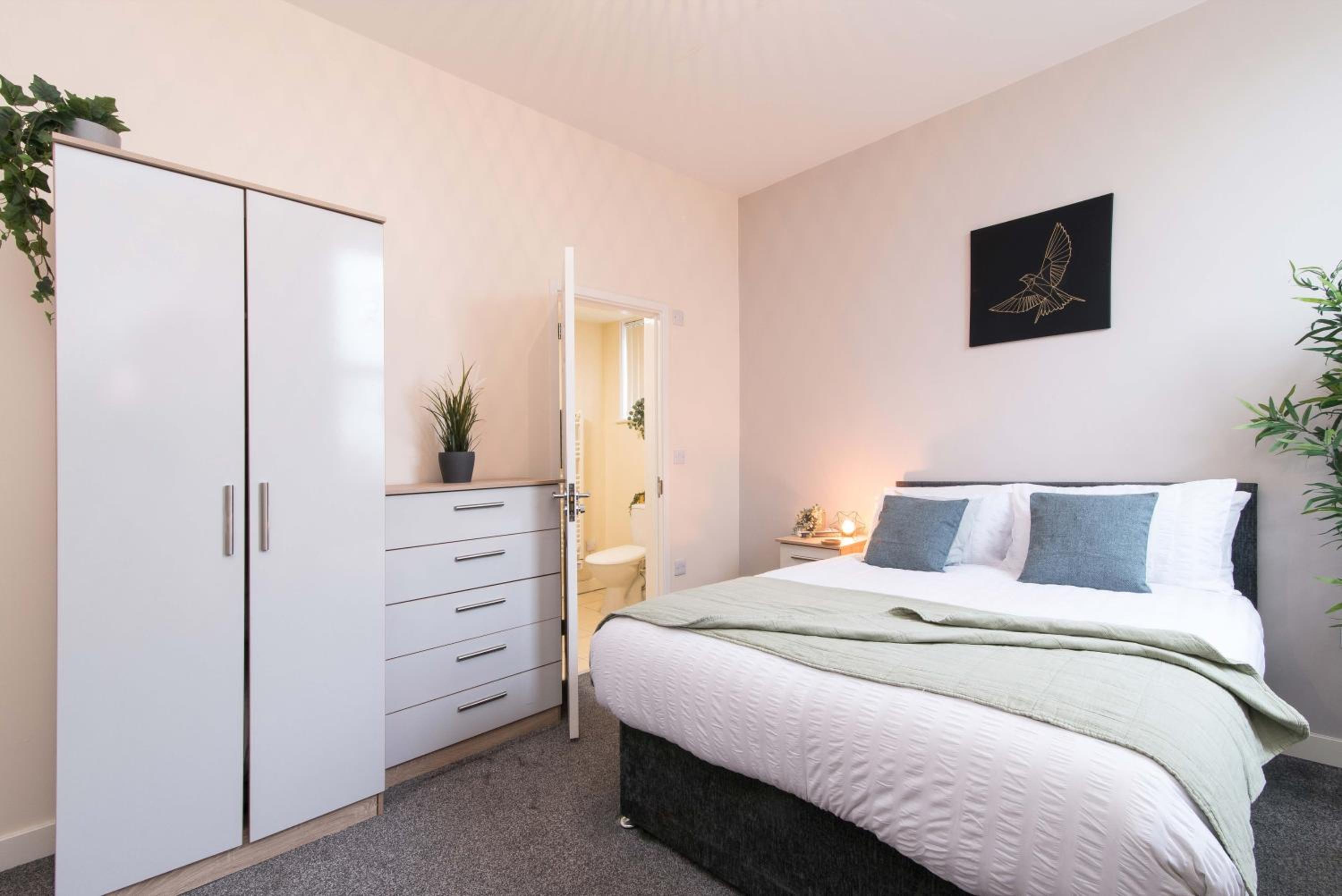 cheerful double en-suite room with free wifi view 4