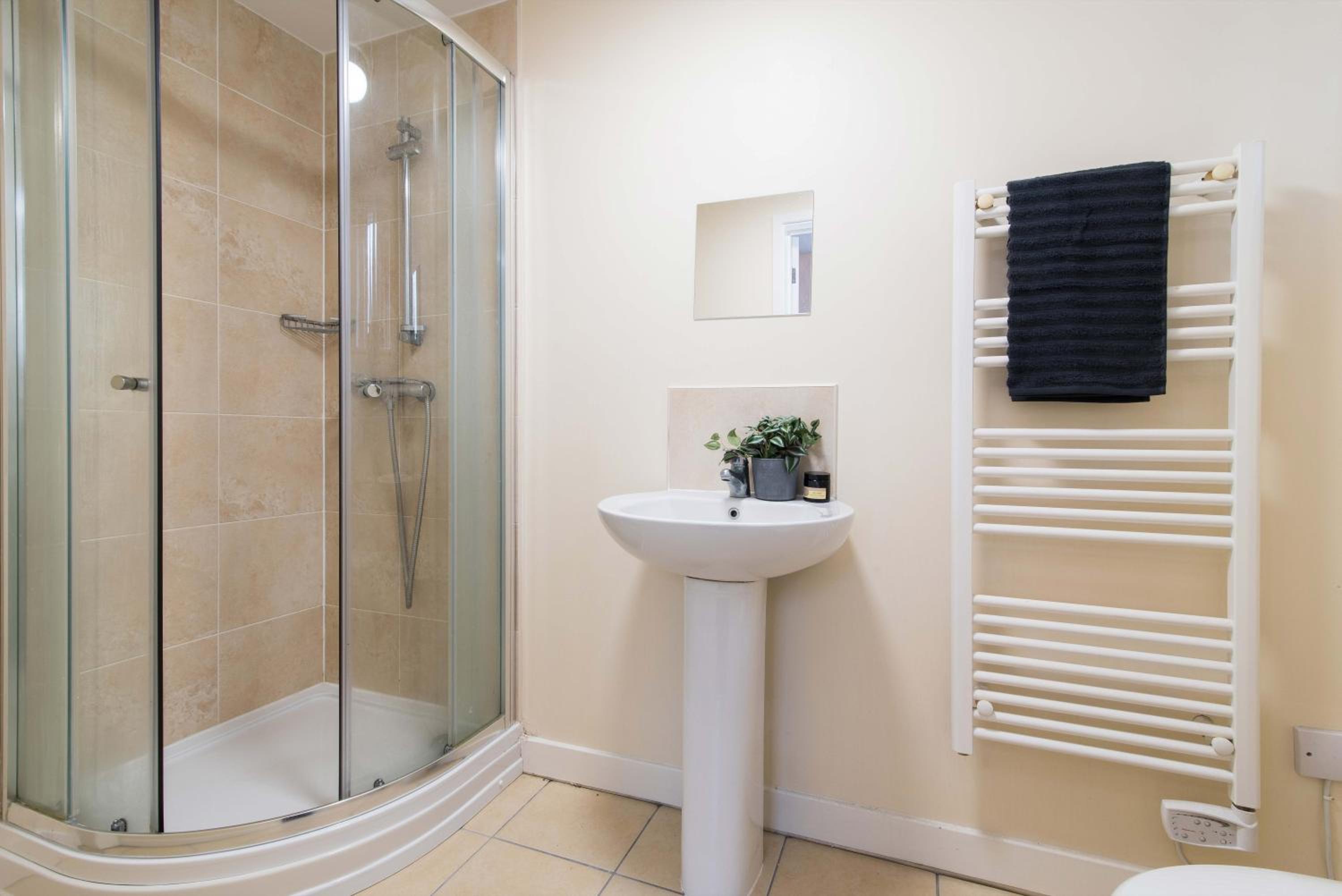 cheerful double en-suite room with free wifi view 2
