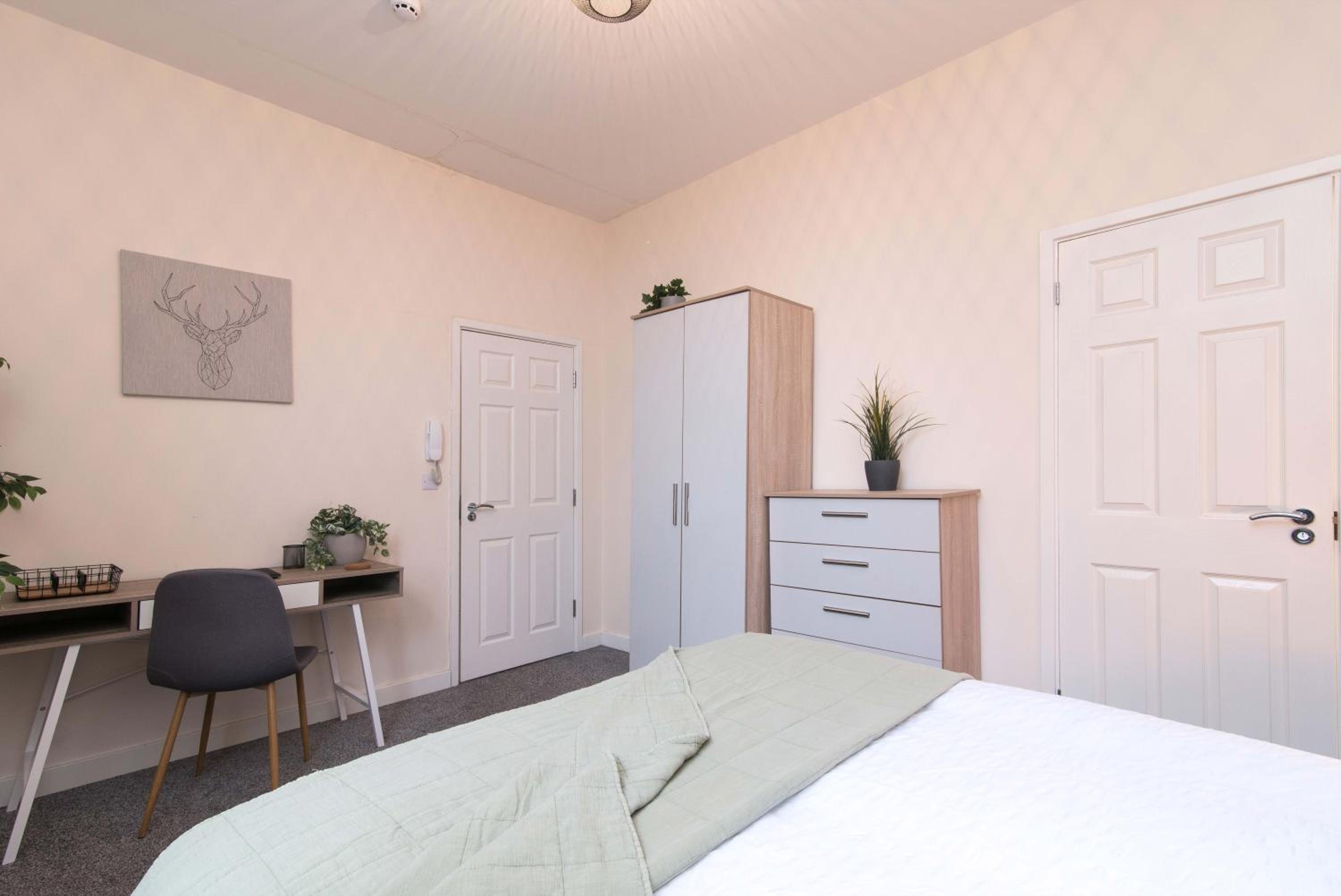 cheerful double en-suite room with free wifi view 3