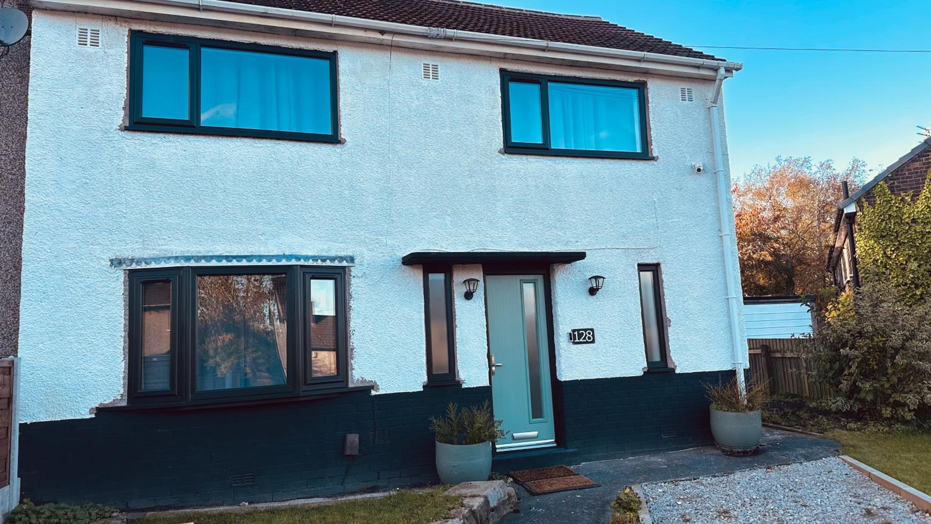 Lookout 5-Bed House in Darwen Blackburn BB1 Free Parking Roadside view 4