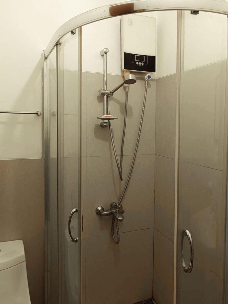 Beacon Makati Condo Free POOL Access FREE WIFI 100mbps & FREE Netflix