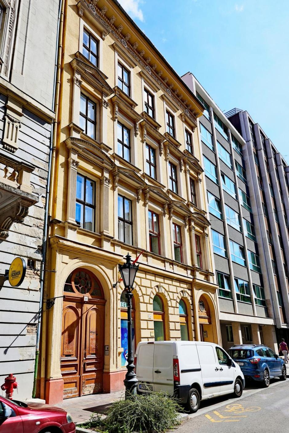 Supreme Astoria Semmelweis