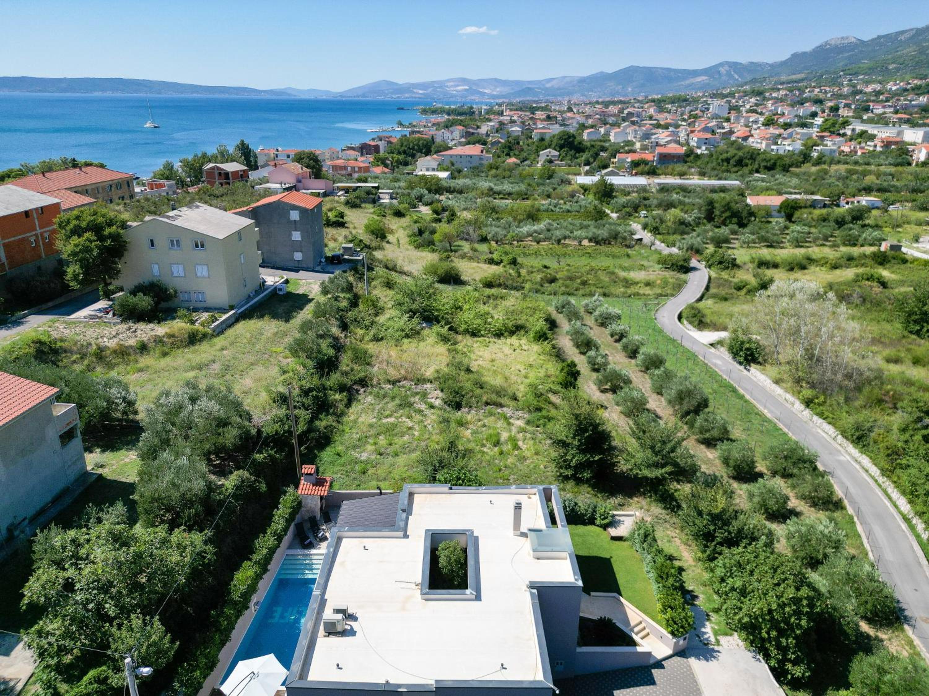 LIFE - NEW and LUXURY holiday house view 4