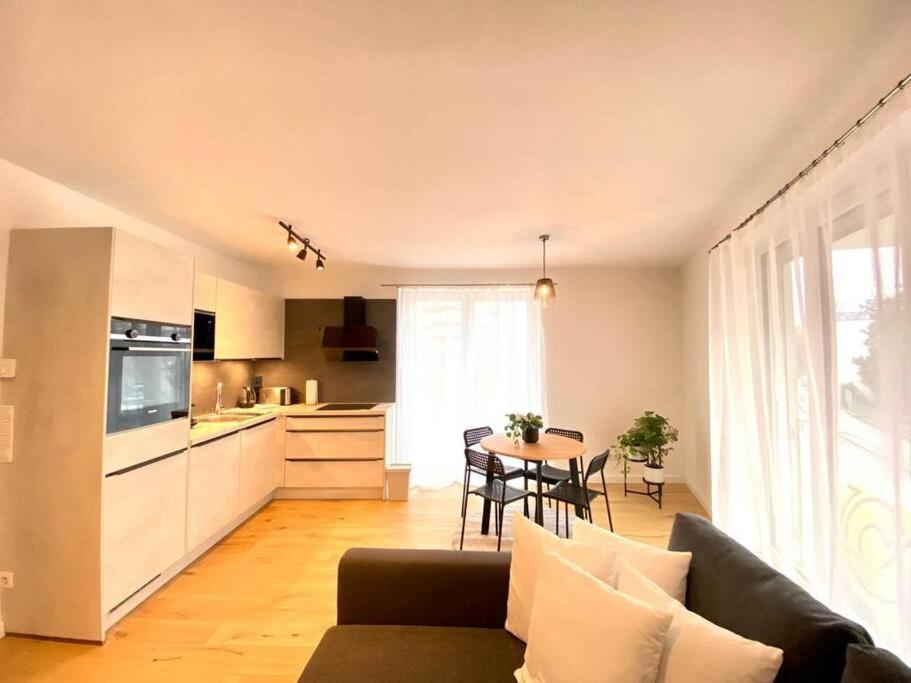 Cozy & Stylish Appartment in Vienna - 1 min to U3 Metro - Quiet Area with Shops nearby