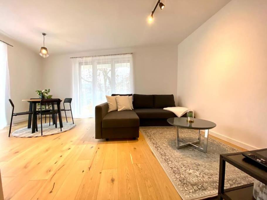 Cozy & Stylish Appartment in Vienna - 1 min to U3 Metro - Quiet Area with Shops nearby
