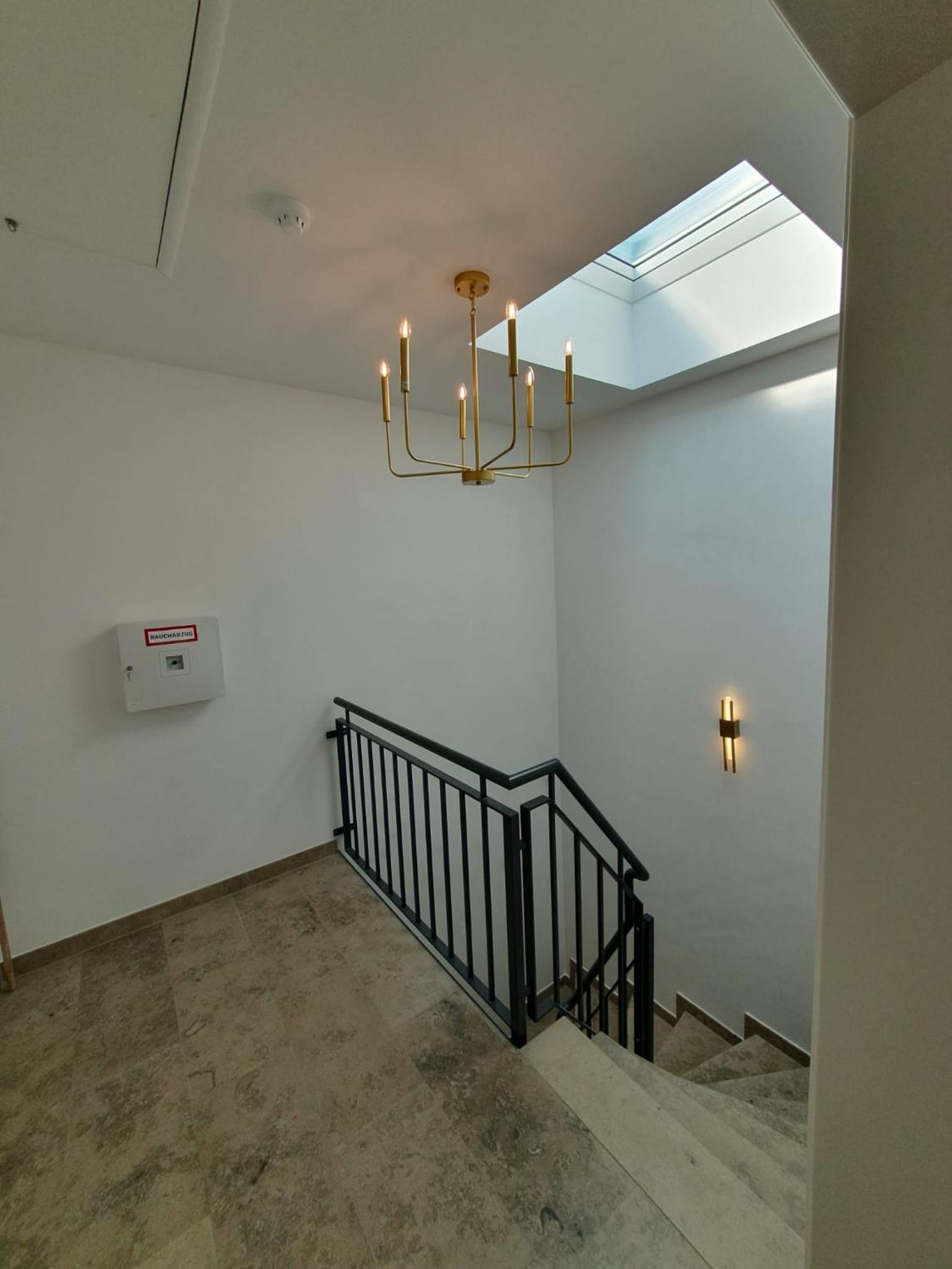 Exklusive Neubau Dachterrassenwohnung mit Wohnungslift in Vierfamilienvilla