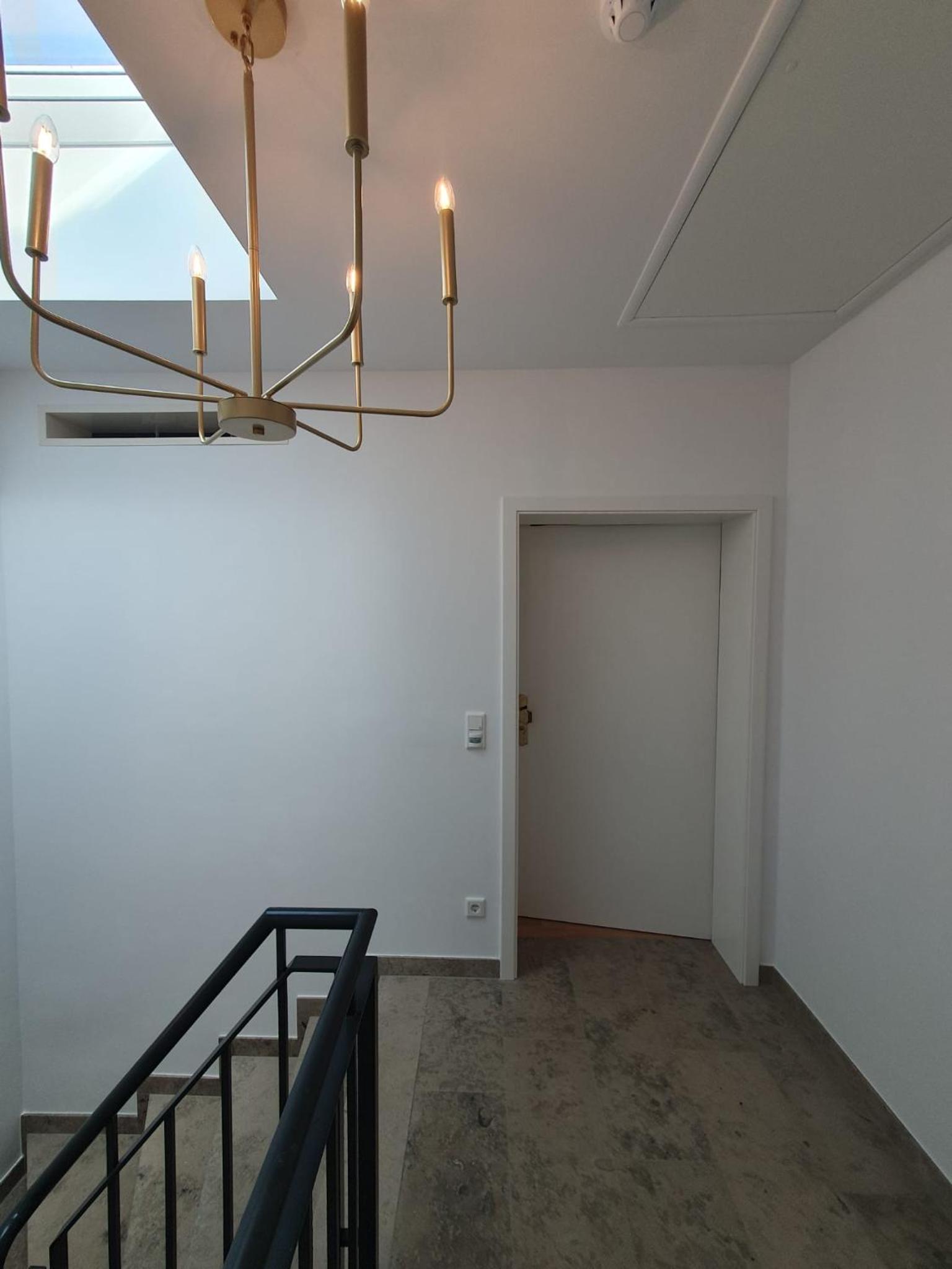 Exklusive Neubau Dachterrassenwohnung mit Wohnungslift in Vierfamilienvilla
