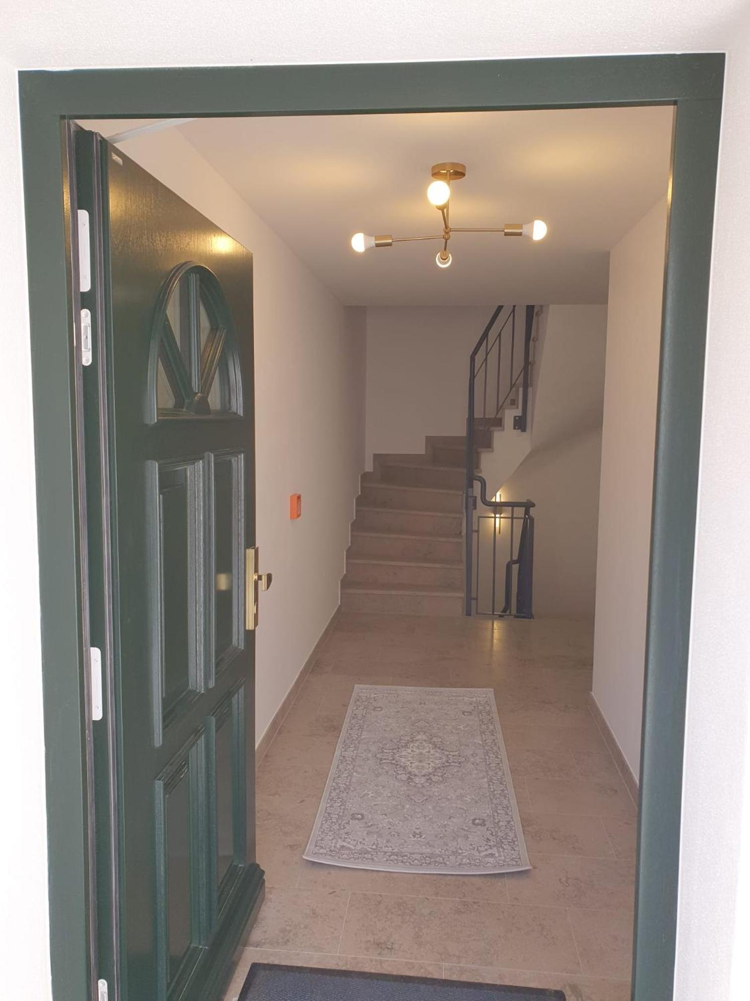 Exklusive Neubau Dachterrassenwohnung mit Wohnungslift in Vierfamilienvilla