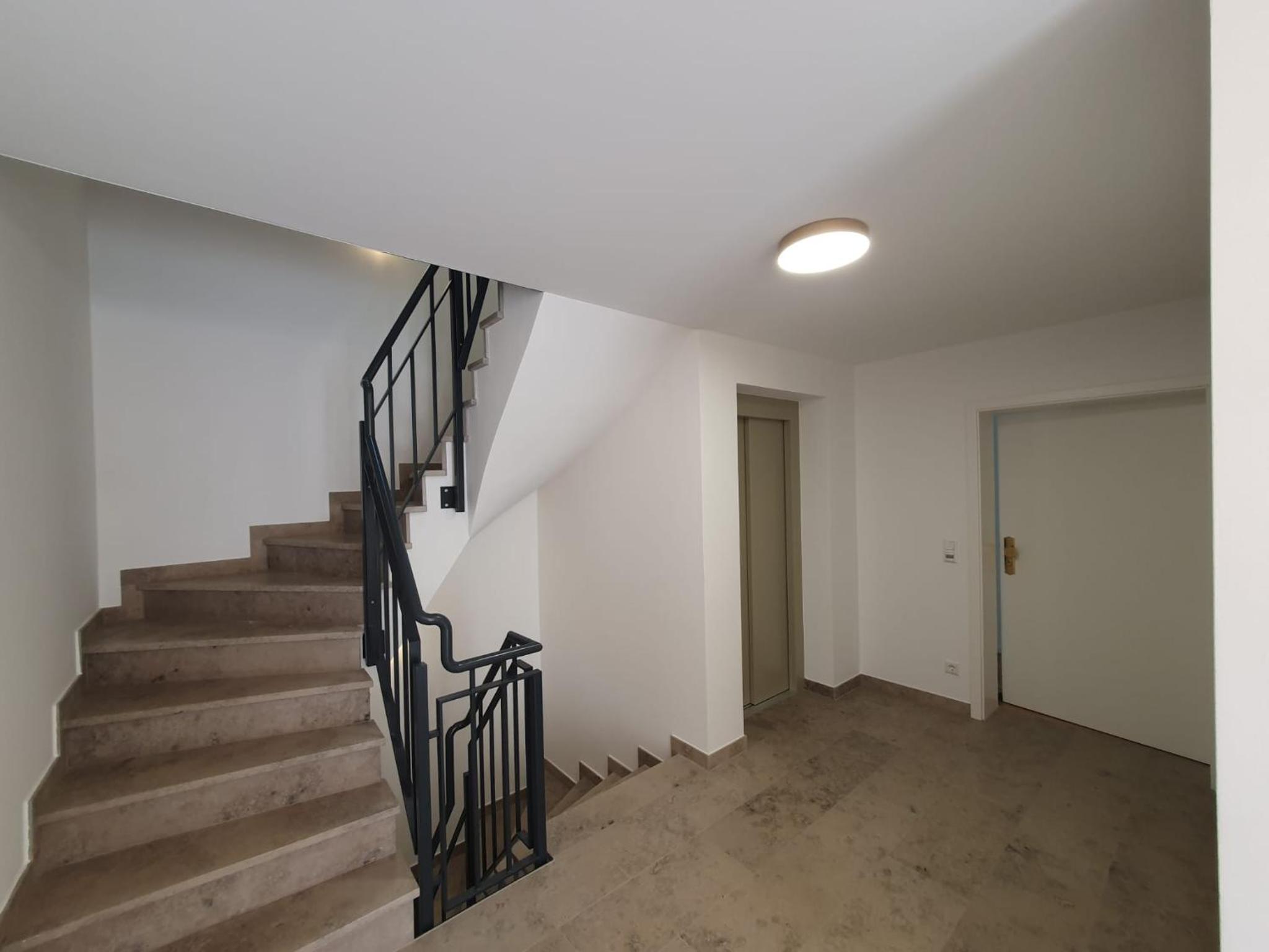 Exklusive Neubau Dachterrassenwohnung mit Wohnungslift in Vierfamilienvilla