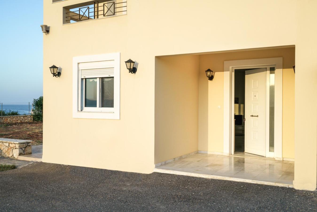 Family big apartment next to the Sea 2-5 people