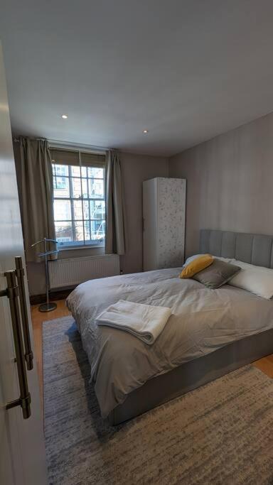 Cosy flat Steps from Hammersmith view 2