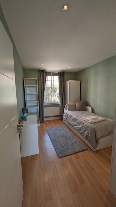 Cosy flat Steps from Hammersmith view 3