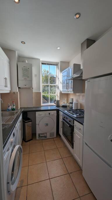 Cosy flat Steps from Hammersmith view 4