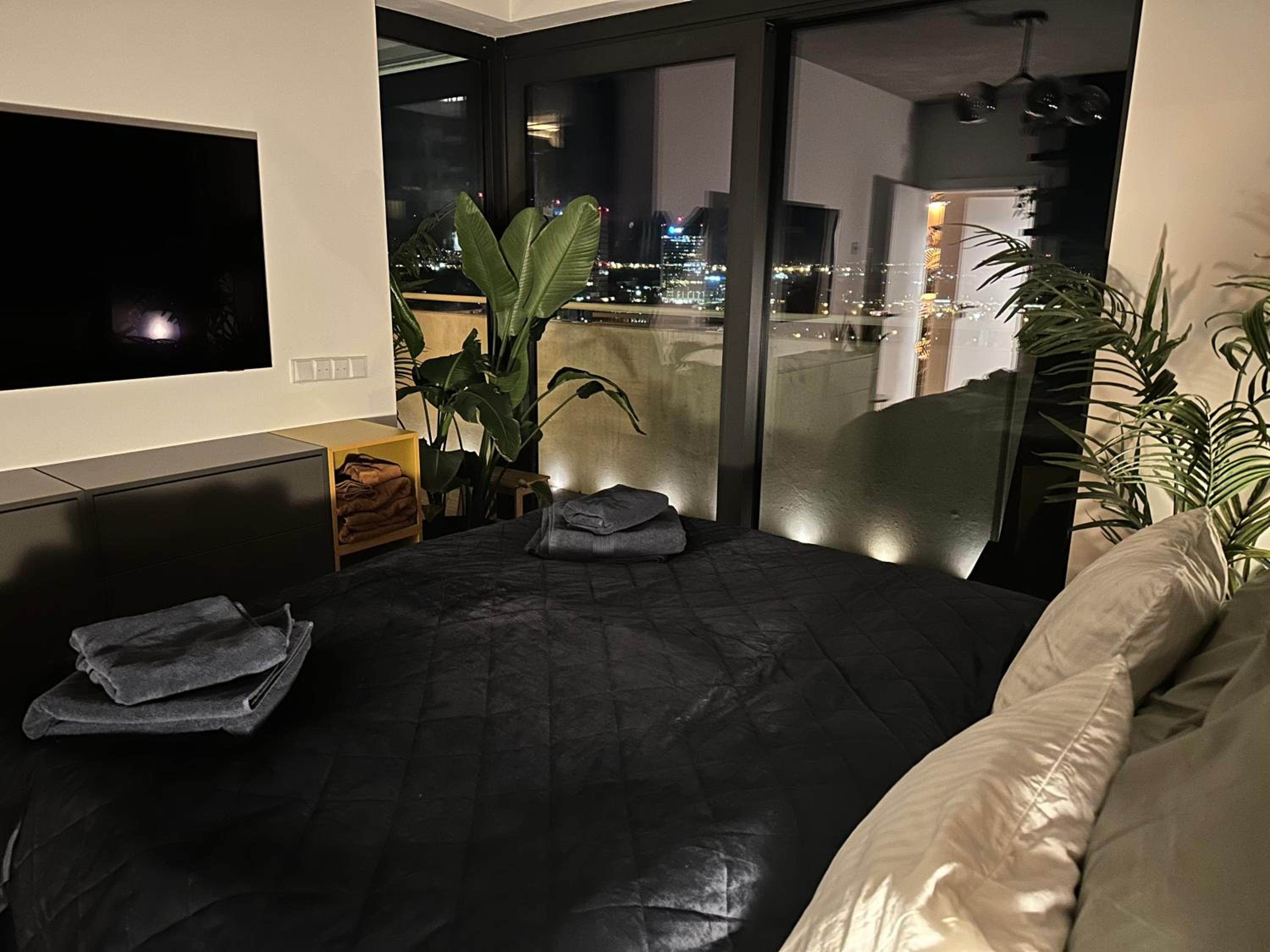 Skyline elegance with free parking view 3
