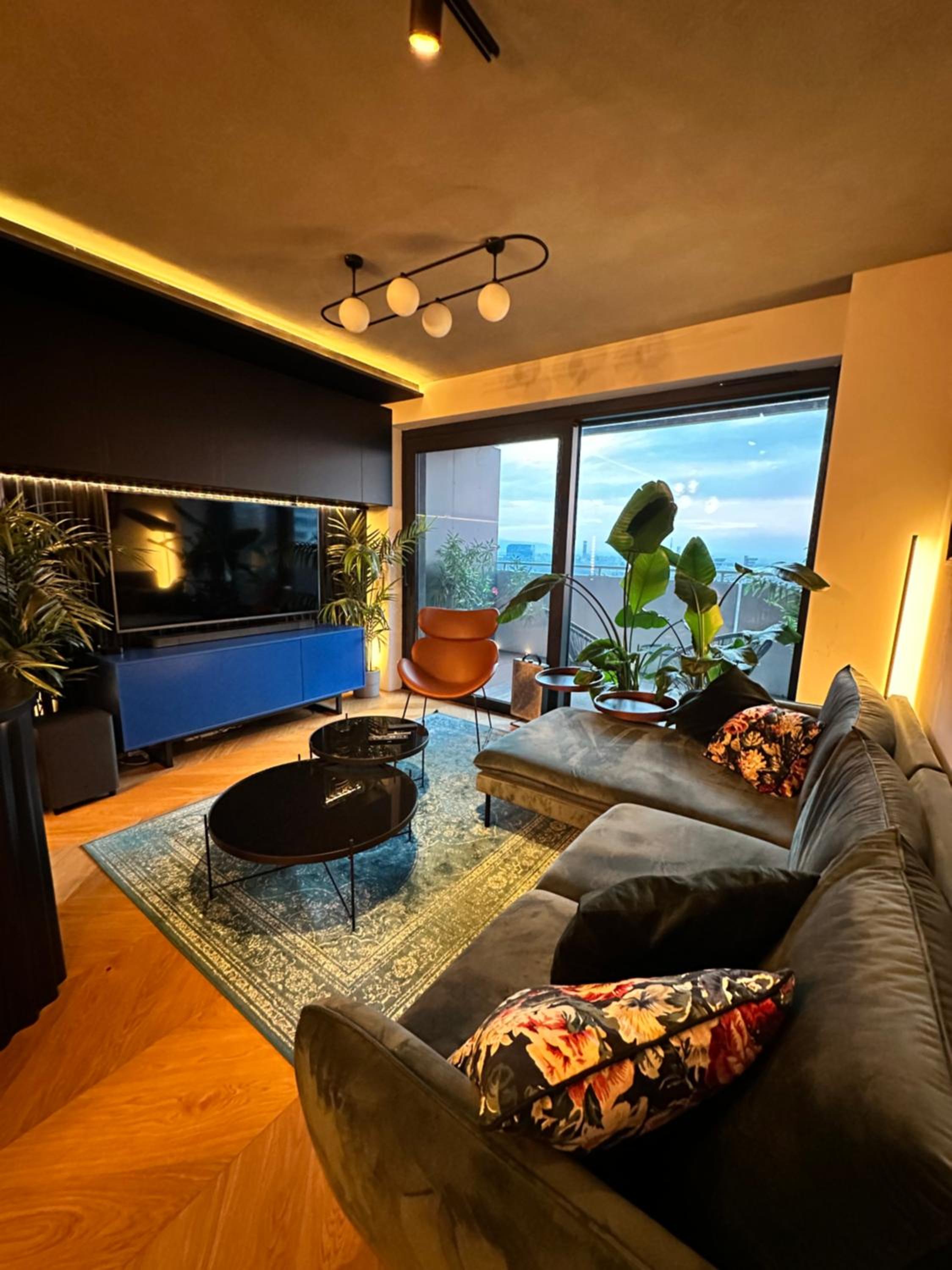 Skyline elegance with free parking view 4
