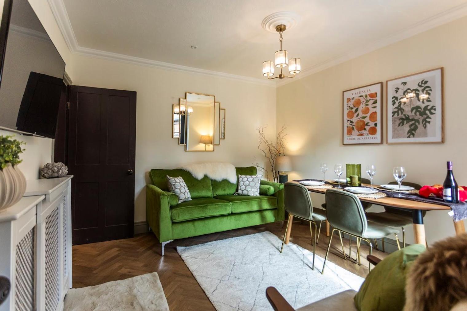 Luxe Stratford Townhouse I free parking I sleeps 4 I 2 bathrooms I Walk to RSC Town centre I Dog friendly view 4