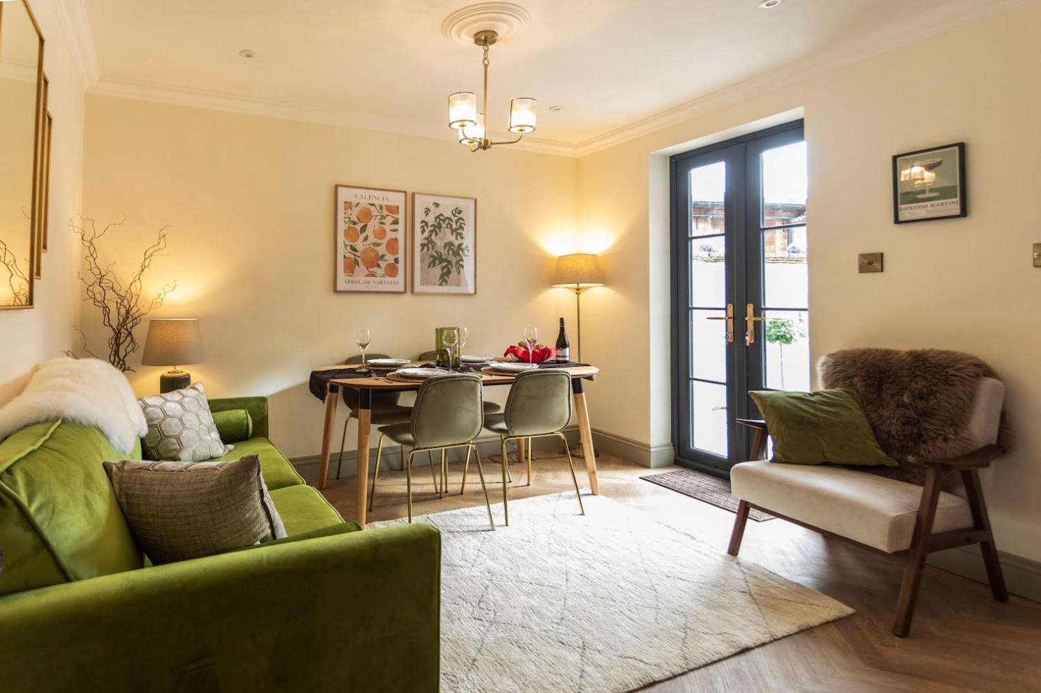 Luxe Stratford Townhouse I free parking I sleeps 4 I 2 bathrooms I Walk to RSC Town centre I Dog friendly view 2