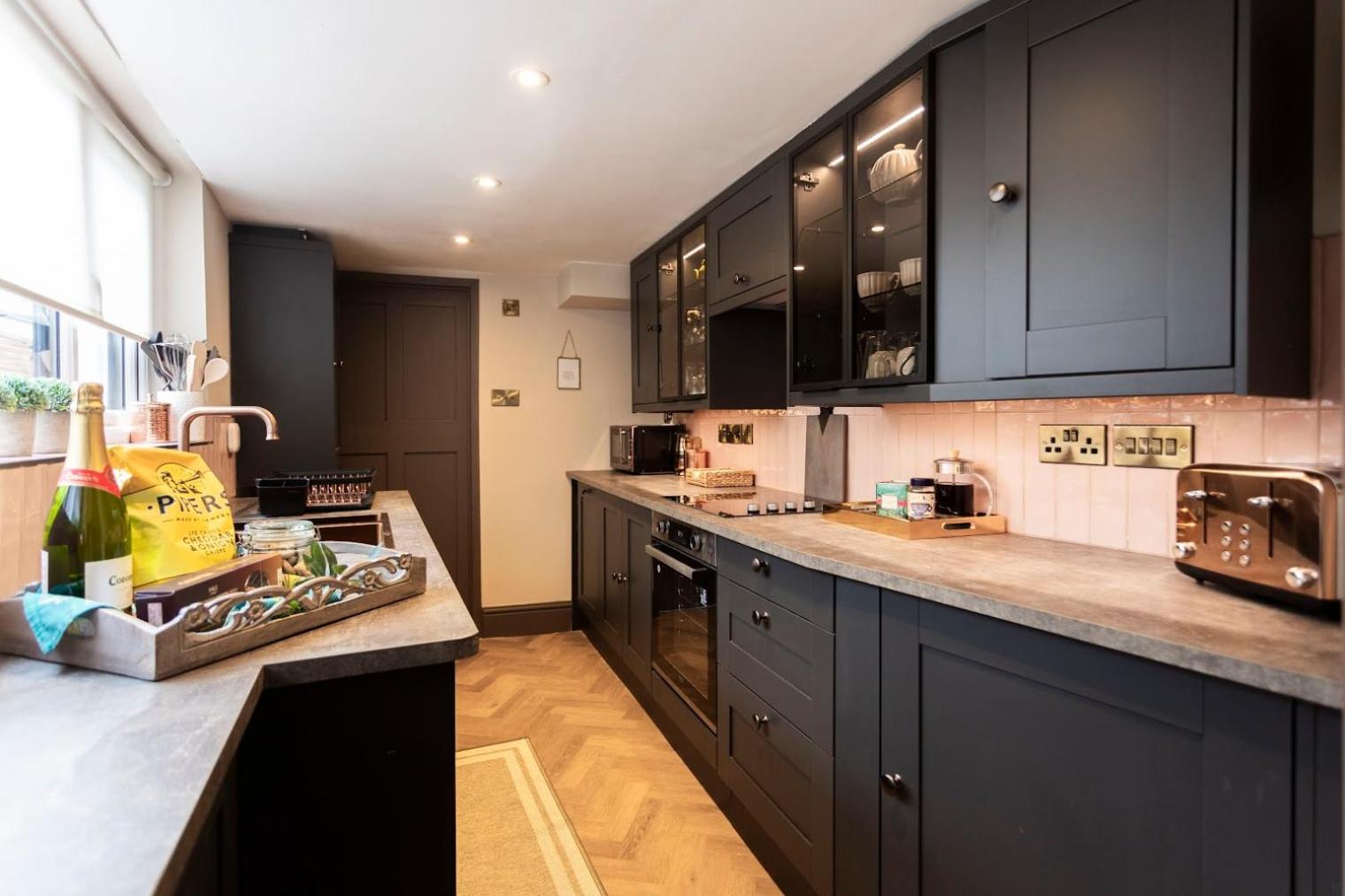 Luxe Stratford Townhouse I free parking I sleeps 4 I 2 bathrooms I Walk to RSC Town centre I Dog friendly view 3