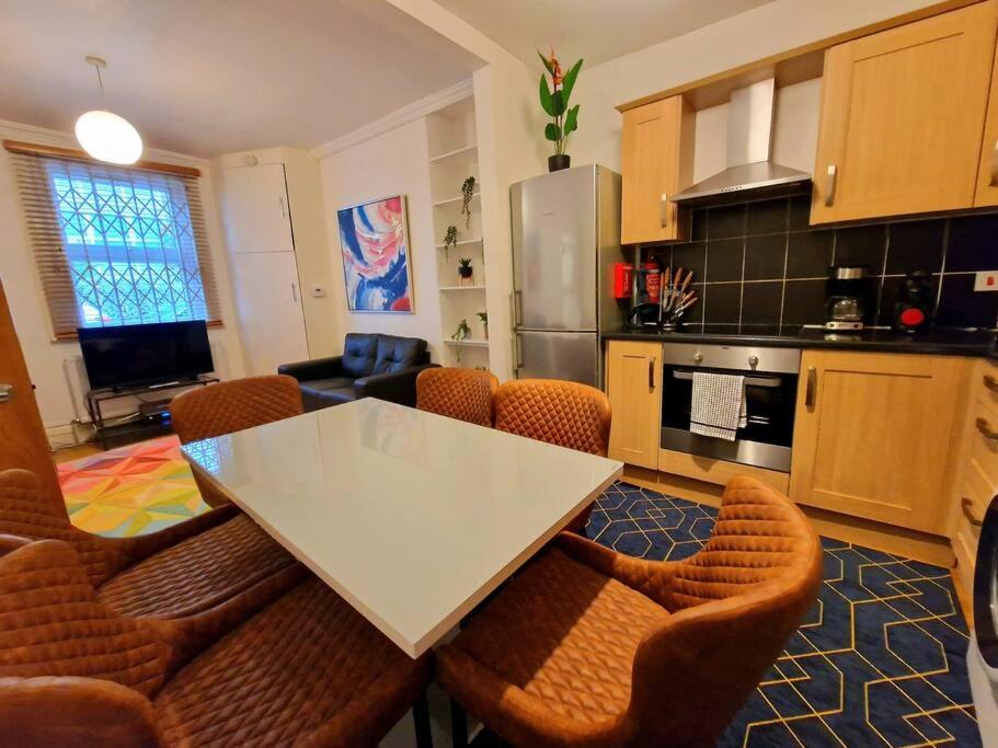 4 Bedroom, 3 Bathroom Private House in Central London, 3 minutes walk to Edgware Road Station